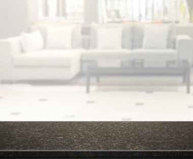 Masa üstü ve arka planın bulanık oturma odası