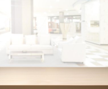 Masa üstü ve arka planın bulanık oturma odası