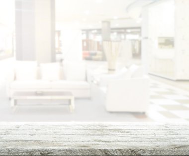 Masa üstü ve arka planın bulanık oturma odası