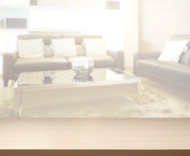 Masa üstü ve arka planın bulanık oturma odası