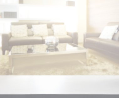 Masa üstü ve arka planın bulanık oturma odası