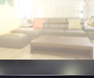 Masa üstü ve arka planın bulanık oturma odası