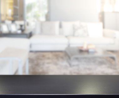 Masa üstü ve arka planın bulanık oturma odası