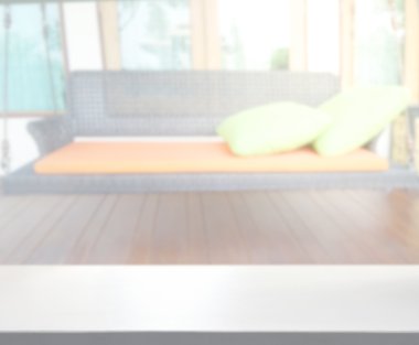 Masa üstü ve arka planın bulanık oturma odası