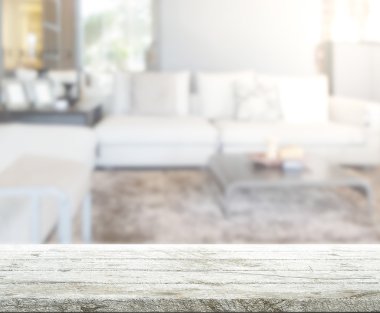 Masa üstü ve arka planın bulanık oturma odası