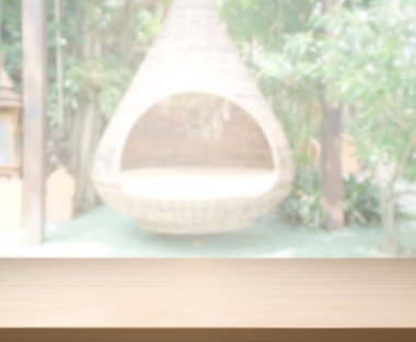 Masa üstü ve arka planın bulanık oturma odası