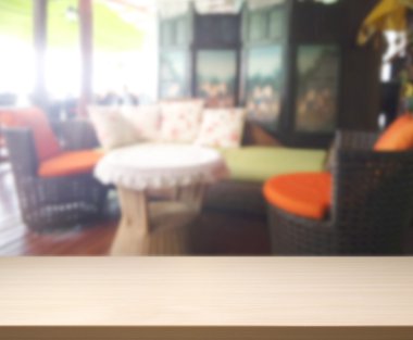 Masa üstü ve arka planın bulanık oturma odası