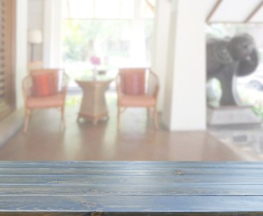 Masa üstü ve arka planın bulanık oturma odası