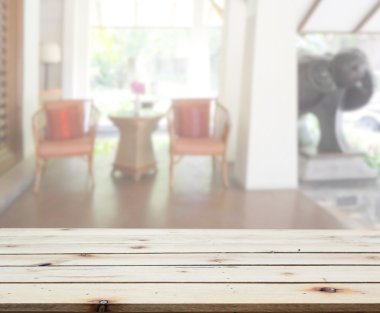 Masa üstü ve arka planın bulanık oturma odası