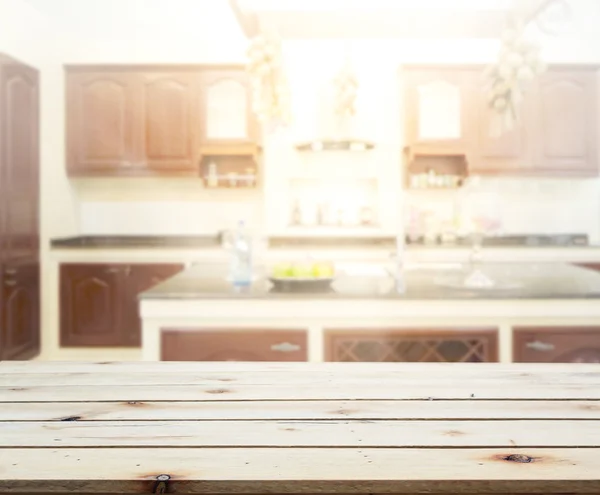 テーブル トップと背景のぼかしキッチン ルーム — ストック写真