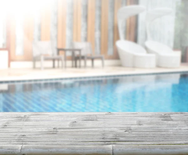 Tampo da mesa de madeira de fundo e piscina — Fotografia de Stock