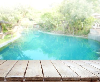 ahşap masa artalanını üst ve Havuzu