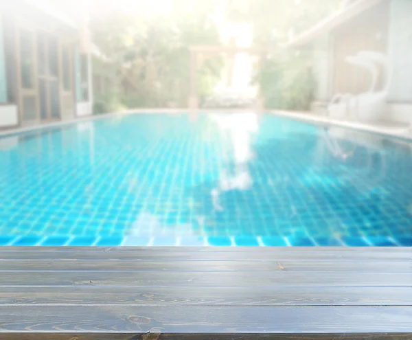 Mesa de madera Parte superior de fondo y piscina —  Fotos de Stock