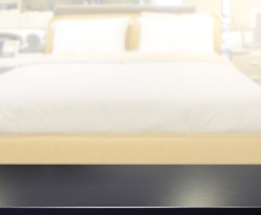 Masa üstü ve bulanıklık arka planda yatak odası