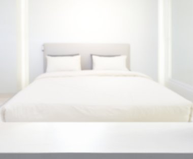 Masa üstü ve bulanıklık arka planda yatak odası