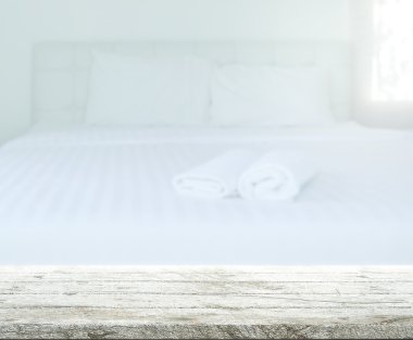 Masa üstü ve bulanıklık arka planda yatak odası