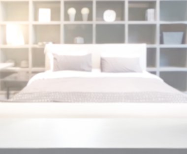 Masa üstü ve bulanıklık arka planda yatak odası