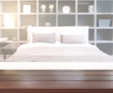 Masa üstü ve bulanıklık arka planda yatak odası