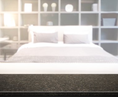 Masa üstü ve bulanıklık arka planda yatak odası