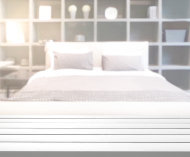 Masa üstü ve bulanıklık arka planda yatak odası