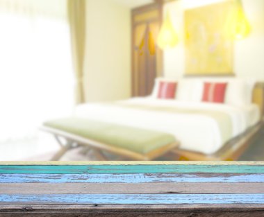 Masa üstü ve bulanıklık arka planda yatak odası