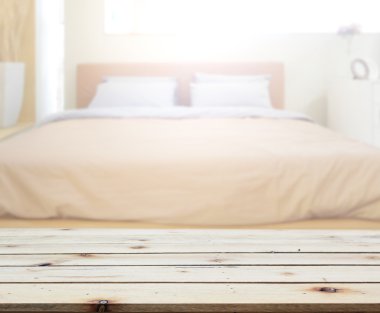 Masa üstü ve bulanıklık arka planda yatak odası