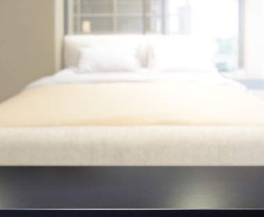 Masa üstü ve bulanıklık arka planda yatak odası