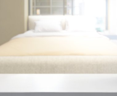 Masa üstü ve bulanıklık arka planda yatak odası