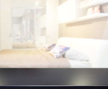 Masa üstü ve bulanıklık arka planda yatak odası