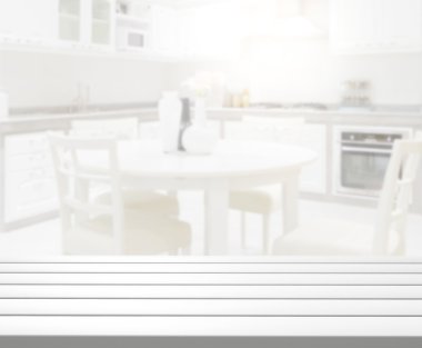 Masa üstü ve arka planın bulanık oturma odası