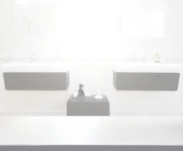 Столешница и размытая ванная на заднем плане — стоковое фото