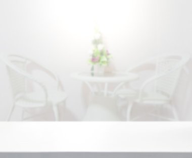 Masa üstü ve arka planın bulanık oturma odası