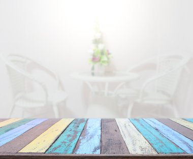 Masa üstü ve arka planın bulanık oturma odası