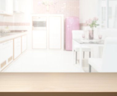 Masa üstü ve arka planın bulanık oturma odası