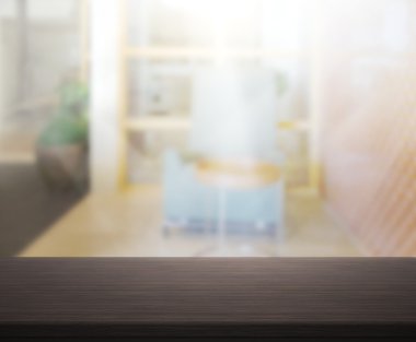 Masa üstü ve arka planın bulanık oturma odası