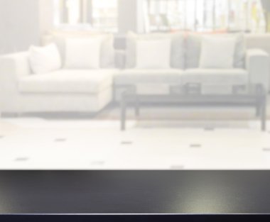 Masa üstü ve arka planın bulanık oturma odası