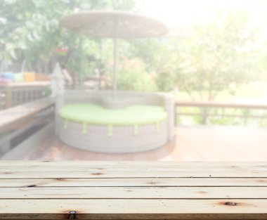 Masa üstü ve arka planın bulanık oturma odası