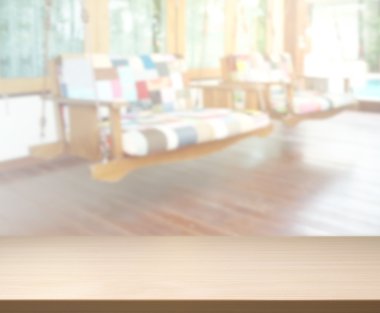 Masa üstü ve arka planın bulanık oturma odası