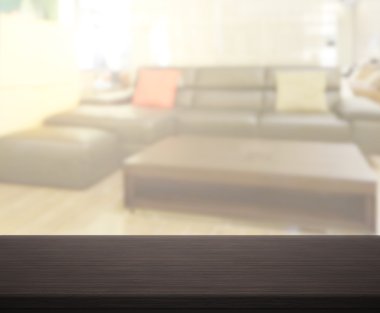 Masa üstü ve arka planın bulanık oturma odası