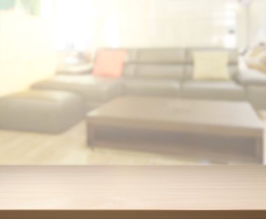 Masa üstü ve arka planın bulanık oturma odası