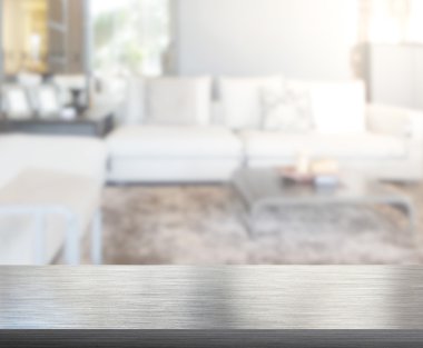 Masa üstü ve arka planın bulanık oturma odası