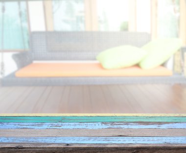 Masa üstü ve arka planın bulanık oturma odası