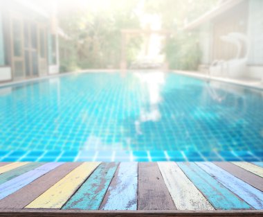 ahşap masa artalanını üst ve Havuzu