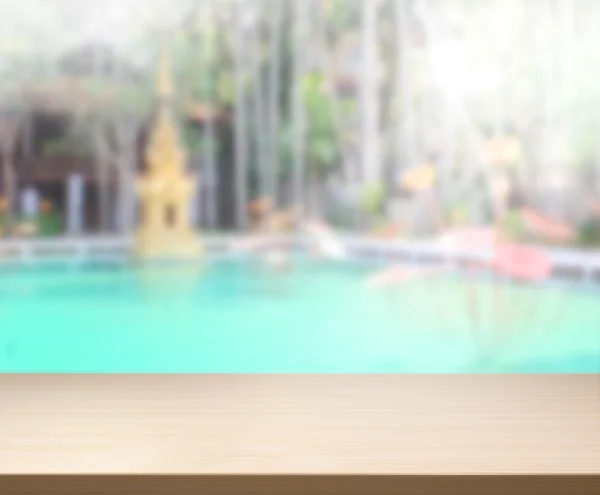 Holz Tischplatte von Hintergrund und Pool — Stockfoto