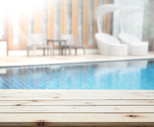 Tampo da mesa de madeira de fundo e piscina — Fotografia de Stock