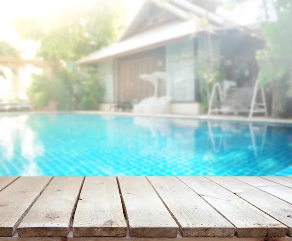 Tampo da mesa de madeira de fundo e piscina — Fotografia de Stock