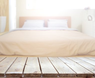 Masa üstü ve bulanıklık arka planda yatak odası