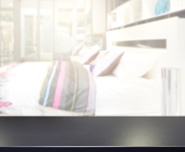 Masa üstü ve bulanıklık arka planda yatak odası