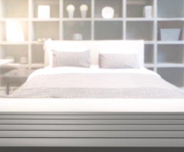 Masa üstü ve bulanıklık arka planda yatak odası