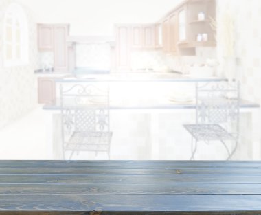 Masa üstü ve arka planın bulanık oturma odası